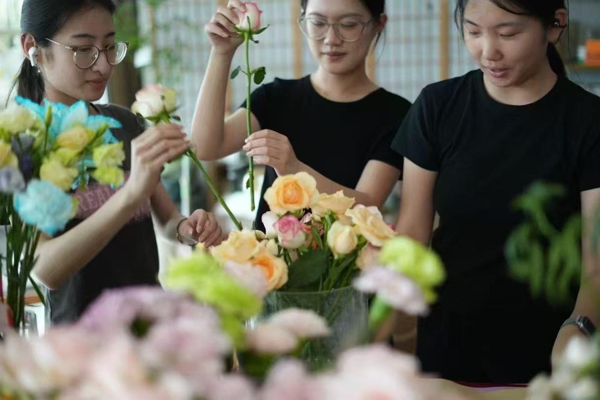 秦岭笑谈 双语赋能花产业，青春实践助发展——曲阜师范大学翻译学院花漾双语实践队开