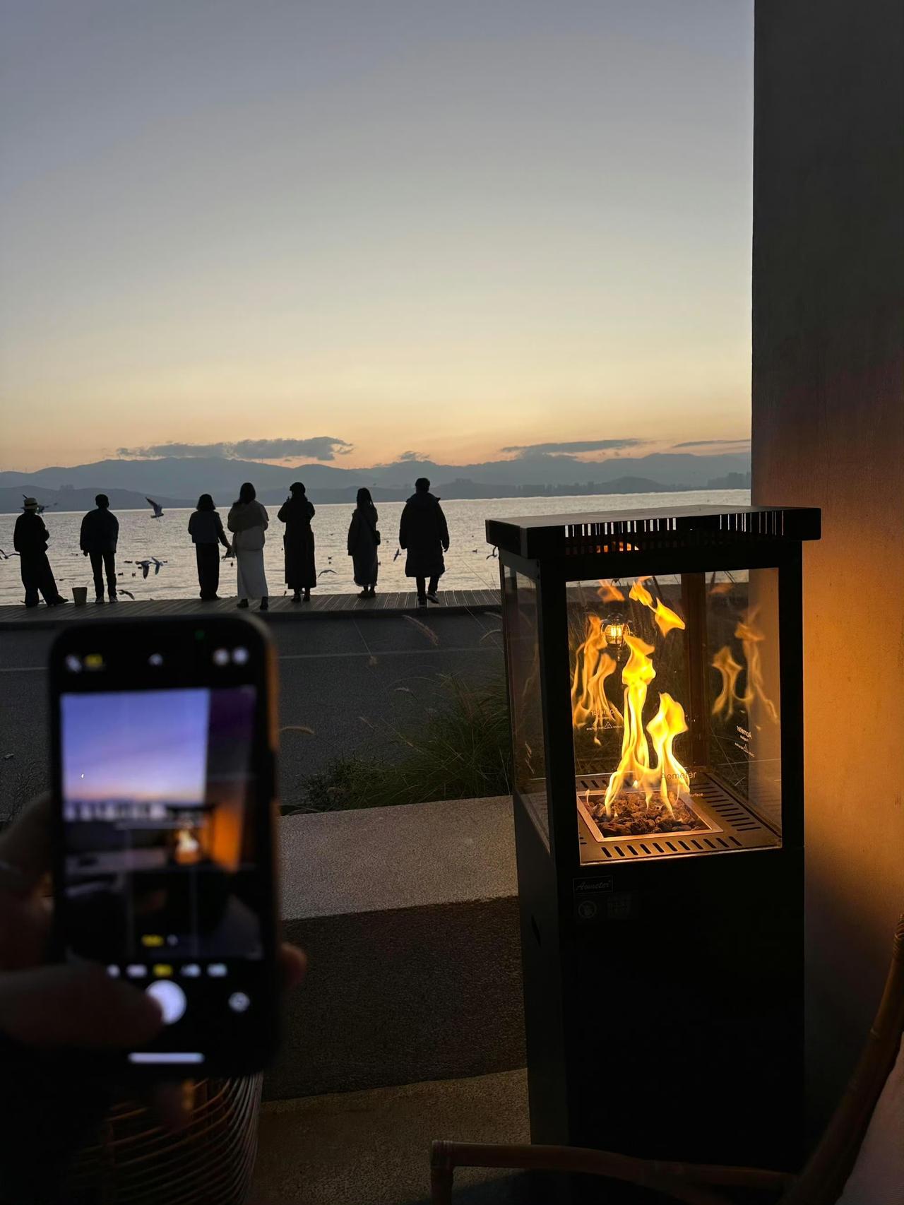 世间最讽刺的莫过于——
我早已看清了所有真相，
你却还在若无其事地继续说谎。
 