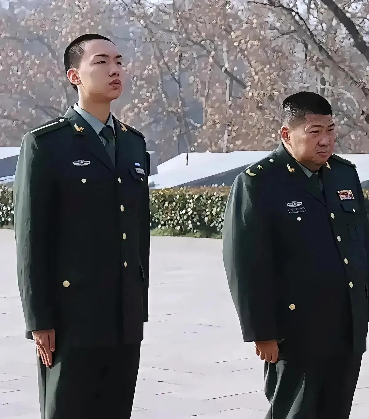 近日，毛新宇和毛东东的合影，父子俩，一矮一高，一胖一瘦。父子俩皆参军入伍，穿上这