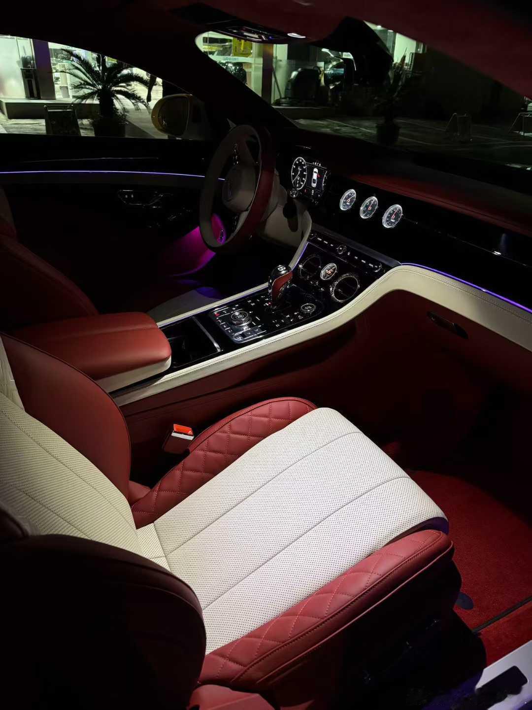 宾利欧陆GT V8，23年/6000KM，冰川白/热刺红/亚麻白 ​​​