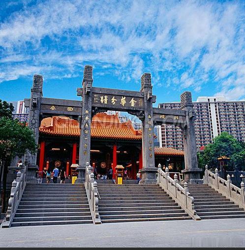 【黄大仙祠】黄大仙祠是广州的宗教圣地之一，香火鼎盛，是一个集传统风俗、文化、艺术