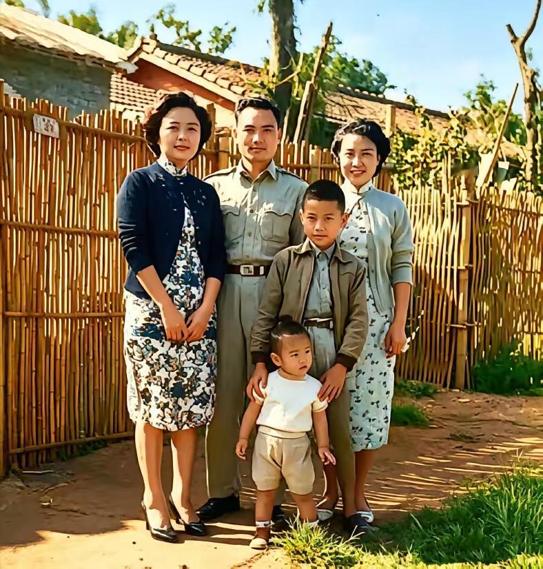 这张1971年的合影拍摄于台湾的眷村，时年2岁的郑丽文依偎在家人中间。照片中，她