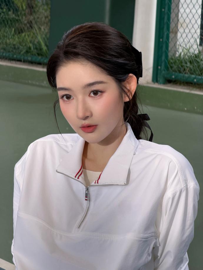 谁能拒绝王玉雯的女大滤镜啊！不管是扎高马尾还是披散着头发，都透着满满的青春活力，