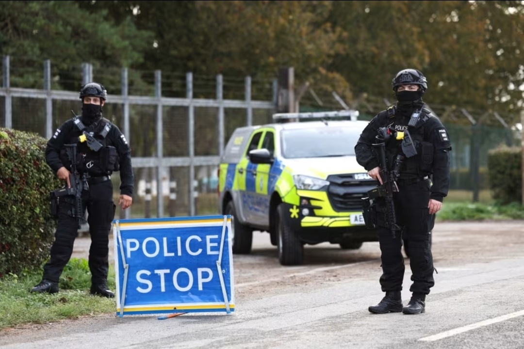 英国伊朗双国籍男子因涉嫌与英国空军基地阴谋相关的恐怖罪行被捕        一名