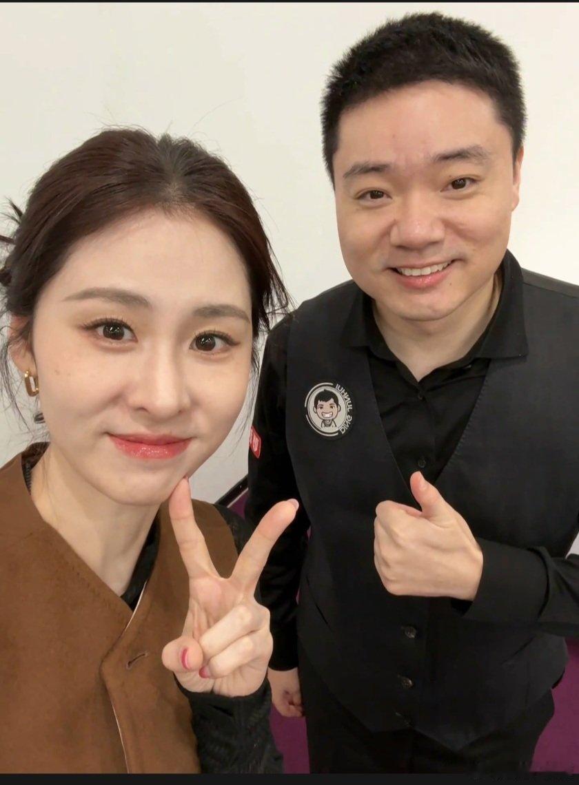 张碧晨丁俊晖同框丁俊晖张碧晨同框 丁俊晖张碧晨同框年度最欢乐跨界组合！丁俊晖张碧