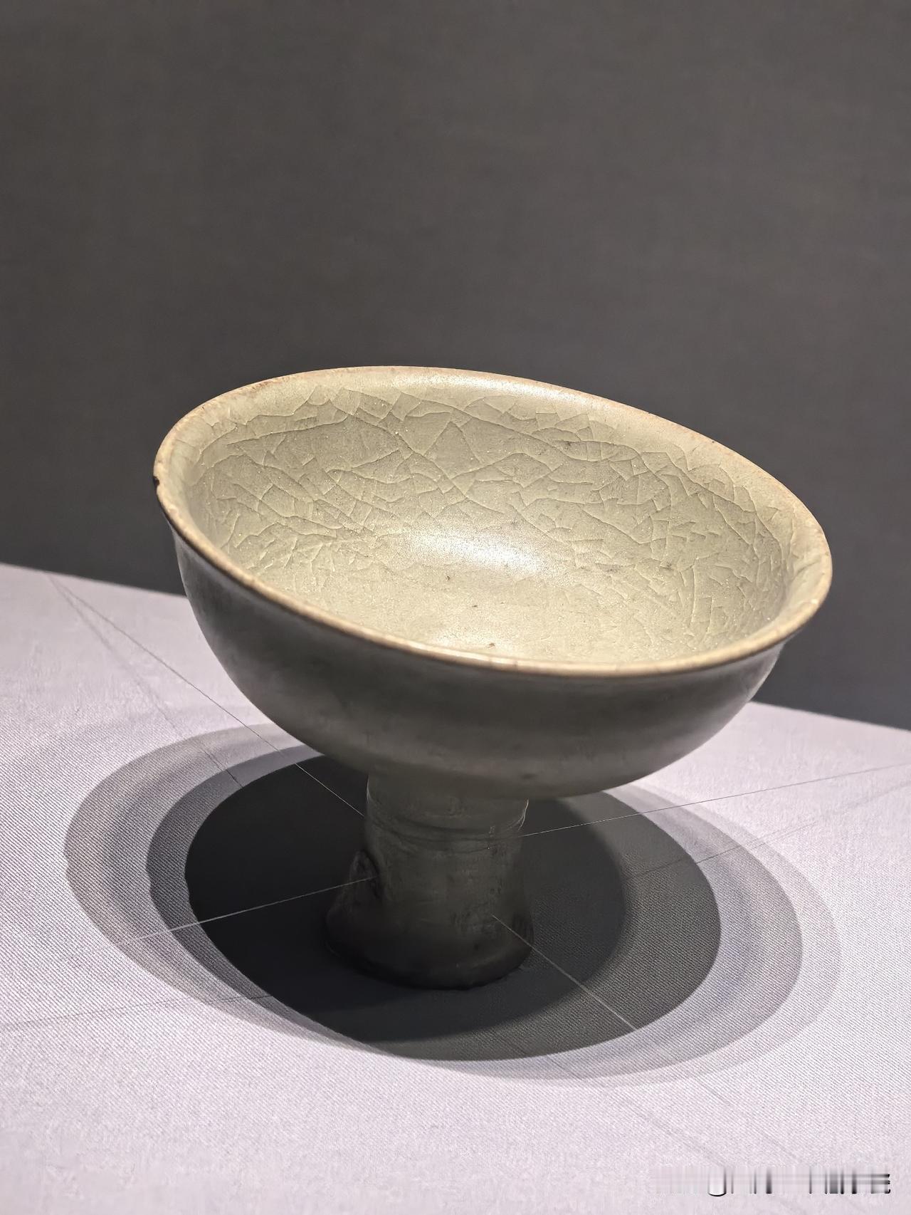700多年前运河沉船里的元代高足杯
 
逛山东博物馆时，看到这件元代青釉高足杯，