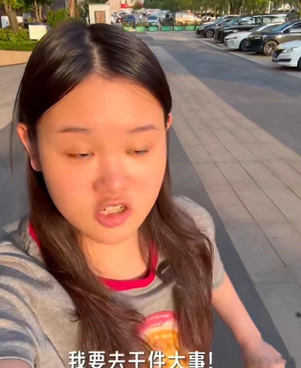 从赛场奔赴田园！张家齐结伴全红婵兄长逛粤式市井，摘荔枝亲历劳作感悟农人艰辛张家齐