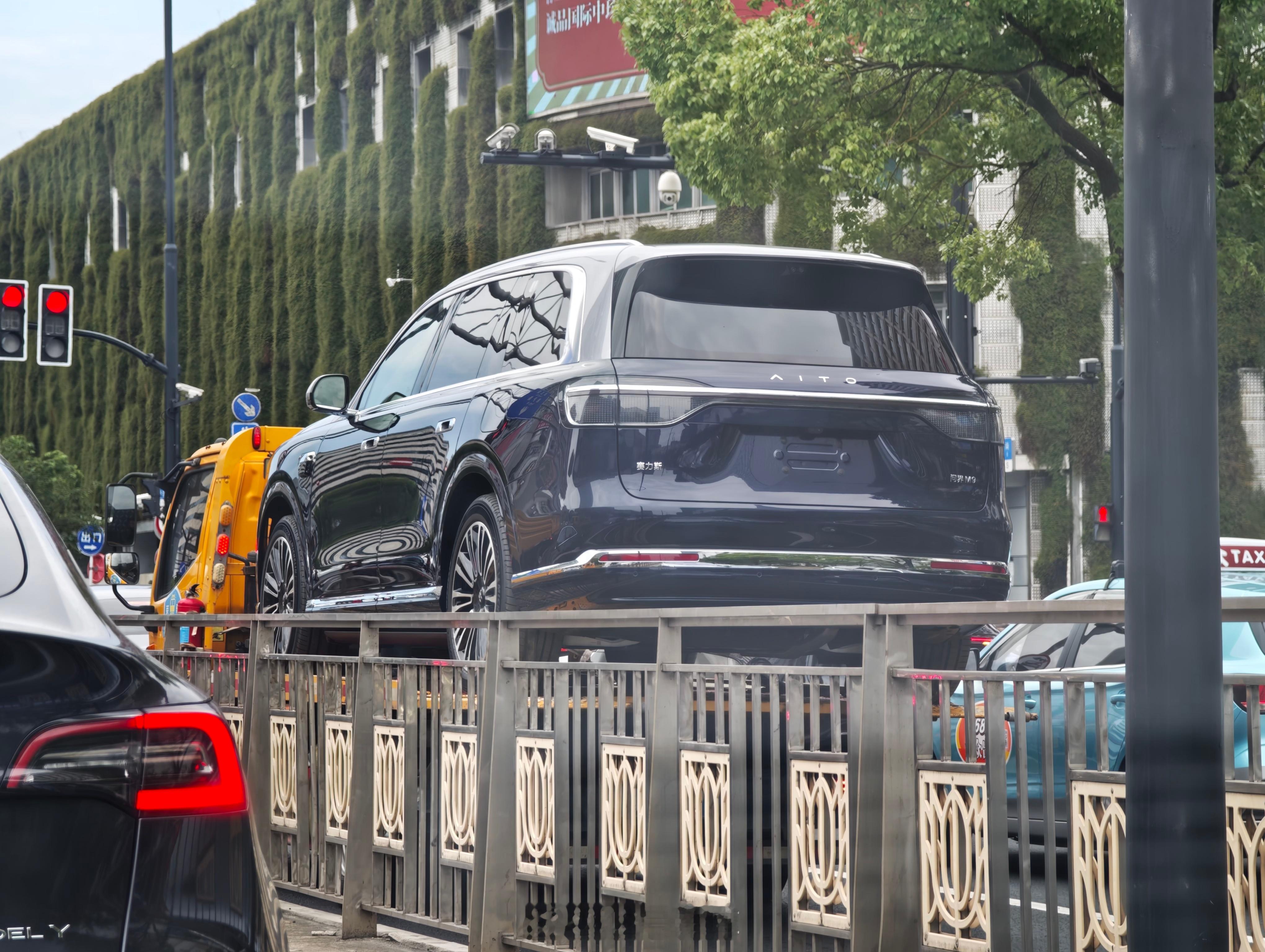 板车上发现一台全新问界 M9。虽然这一代 M9 外观区别和上一代不算大，但是更加