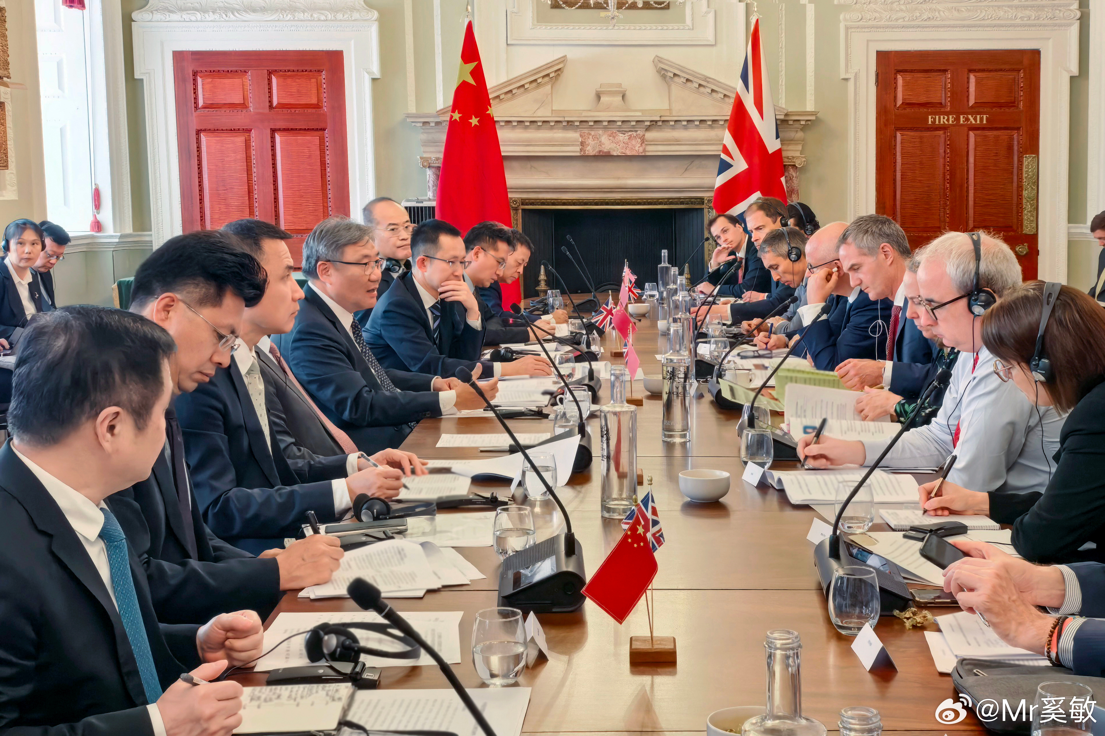 英国看来这次真的想通了，当场答应中国继续合作，继续主张通过对话来解决问题。看得出