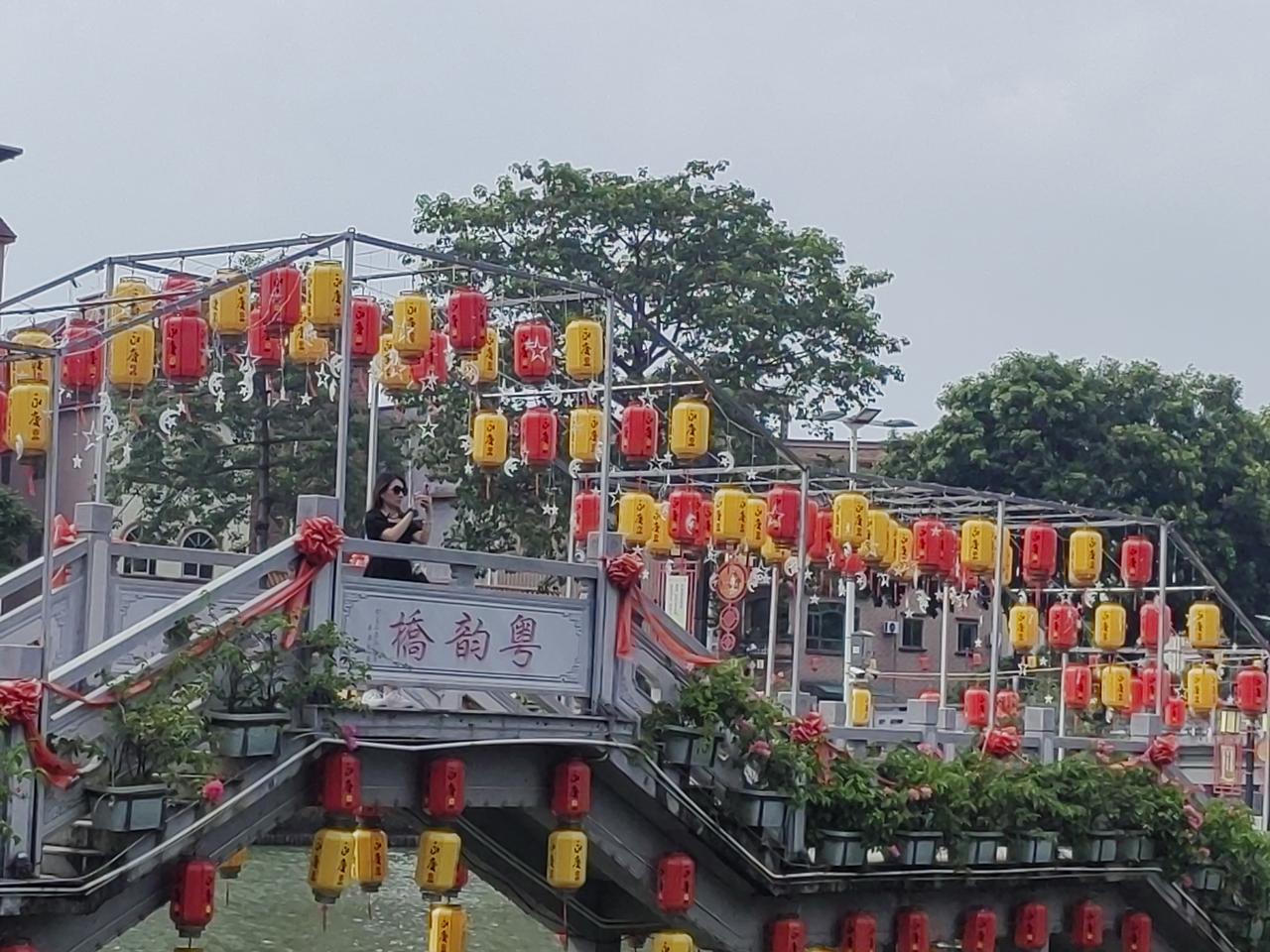 走走停停，感受满街灯笼带来的中式氛围感。
日子慢慢，欢喜自在