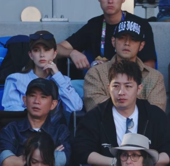 去年澳网的昆凌和今年澳网的昆凌，怎么感觉老了不少？
去年真的很亮眼啊，今年都没认