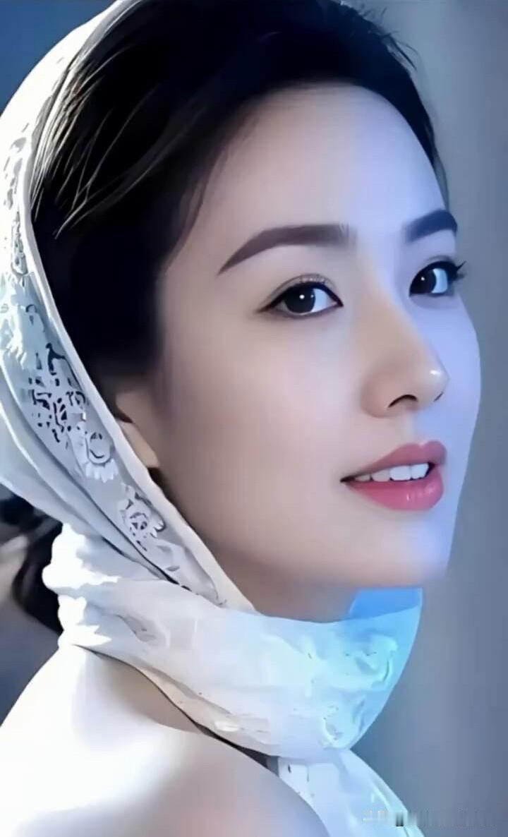 她好美啊，感觉比刘亦菲都要漂亮了。面相的确很美，无论相貌、气质太独特了，万里挑一
