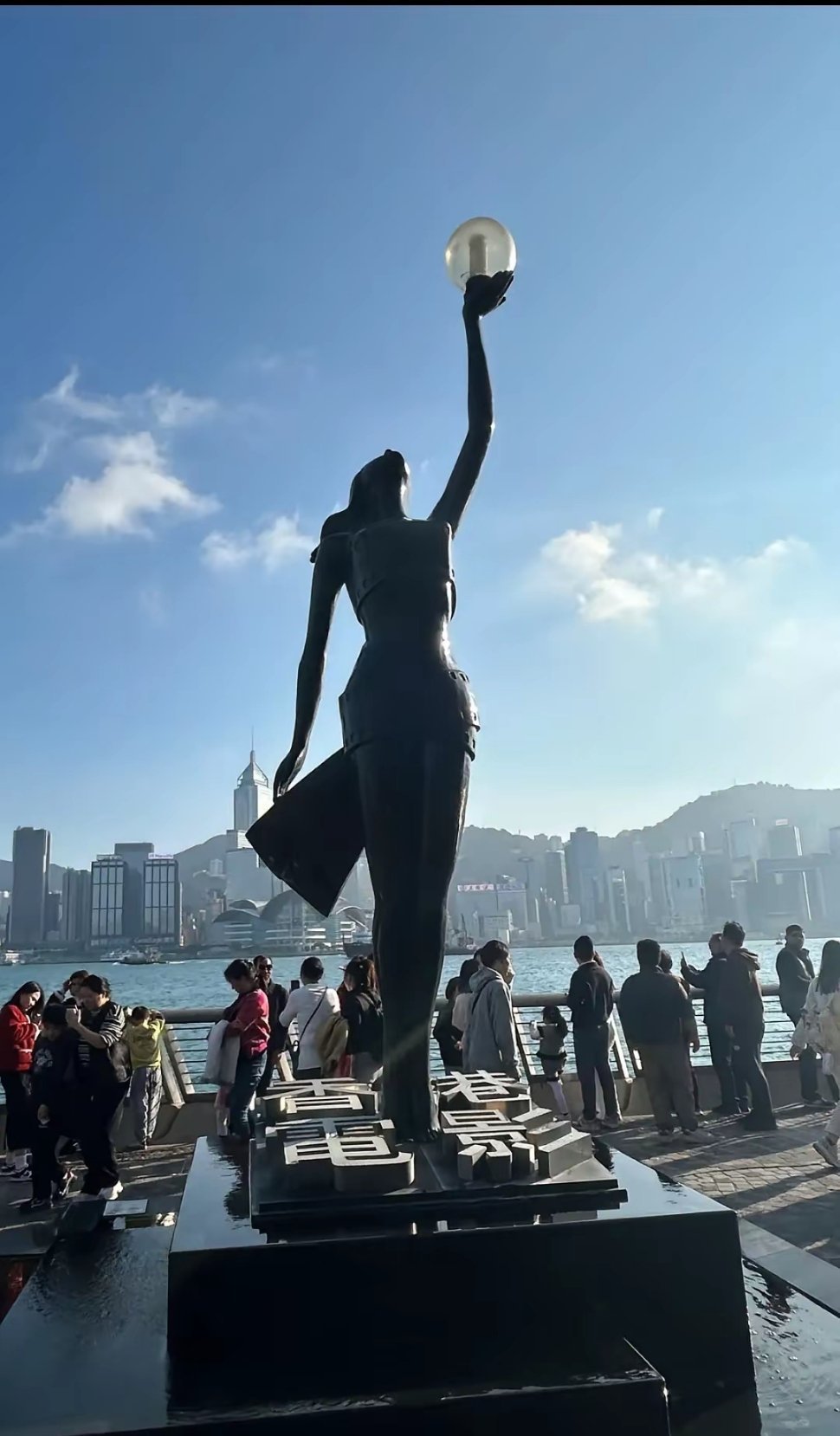 现在回头再看香港演员除了成龙和周星驰两个天才找不到平替外，其他演员都可以在内娱找