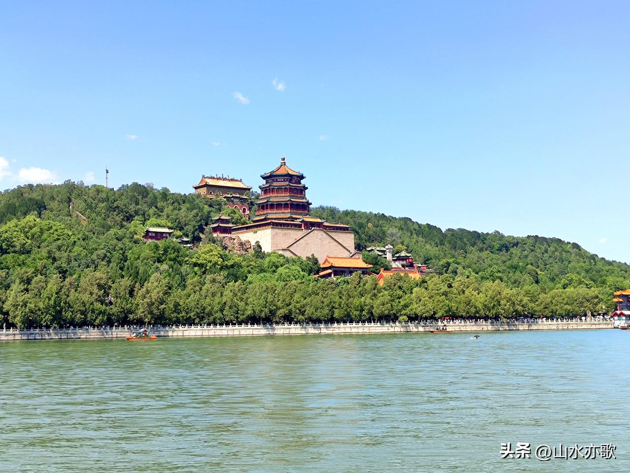 颐和园，曾是高墙围起的皇家禁苑，是寻常百姓走不近的地方。

清漪园盛时，昆明湖碧