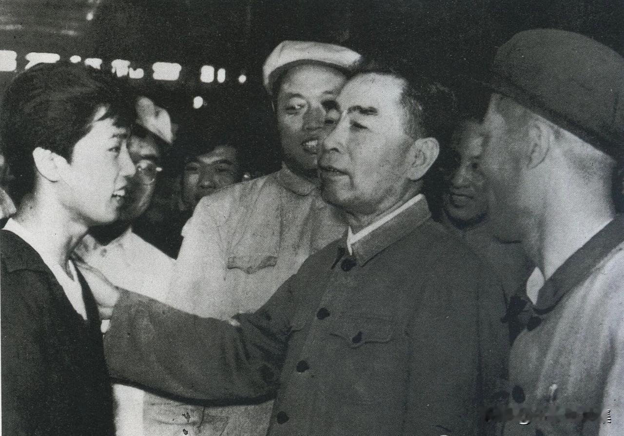 【开国功臣图片故事206】
1962年6月，周恩来总理视察位于黑龙江齐齐哈尔富拉