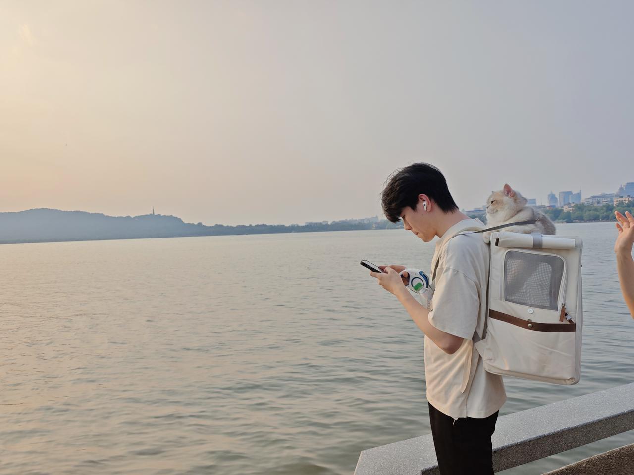 西湖很热闹，各色各样的人都有。不过在人群中最为特别的还是这个小帅哥，他不带女朋友