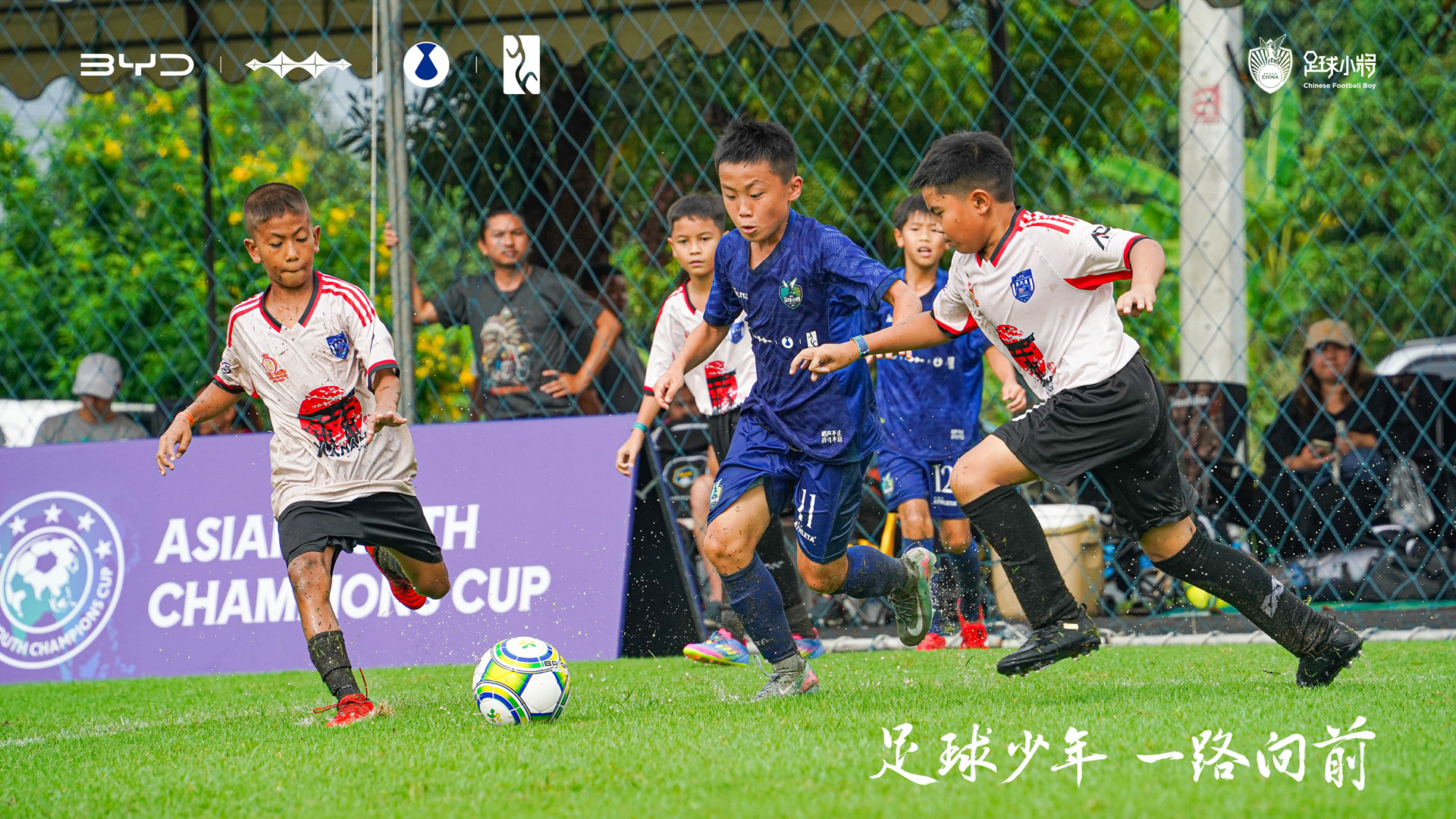 比亚迪护航足球少年泰国行！近两年，比亚迪与足球赛事的相关联动越加频繁。11月1日