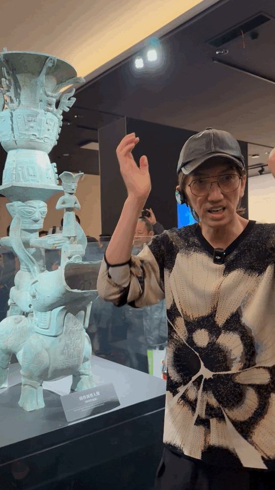 不愧是副业导游的歌手！林志炫来成都开演唱会，今天竟然顺便跑去三星堆当导游！四川文