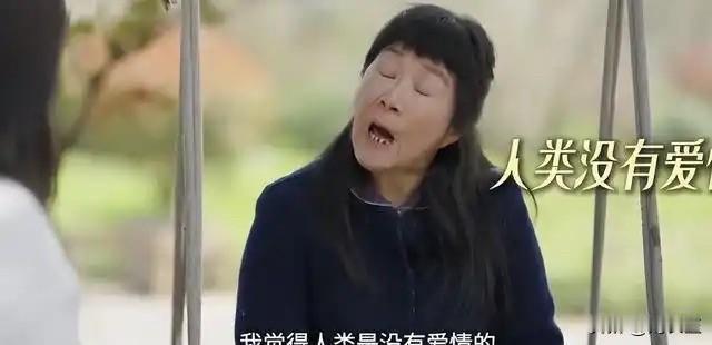从内衣店回来
文/余秀华
​
买了两个胸罩，最薄的。绣着牡丹和一只蝴蝶
这古色古