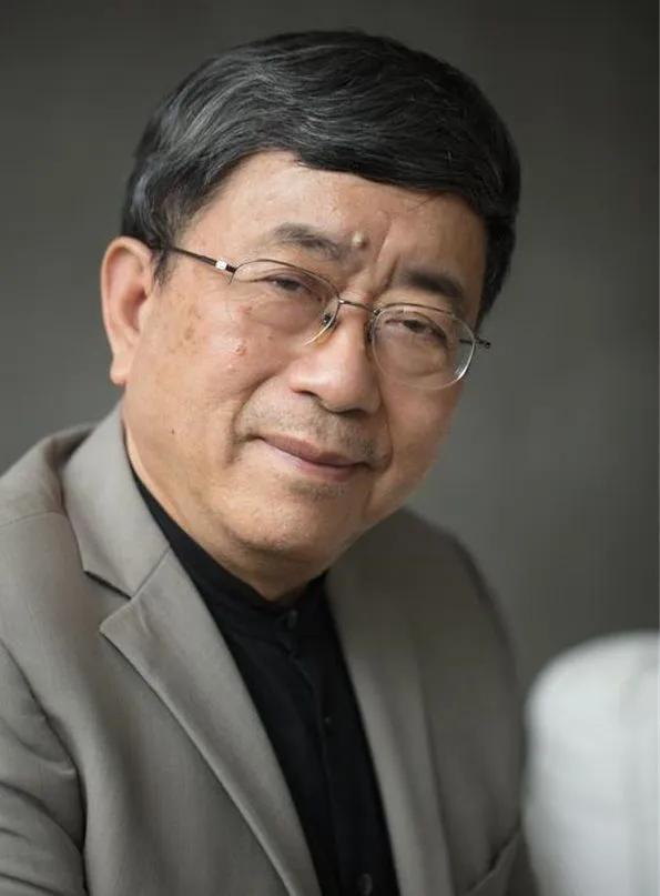 1999年，余秋雨夜访一位画家，画家拿出了一张仇人名单：“每死一个，我就用红笔划