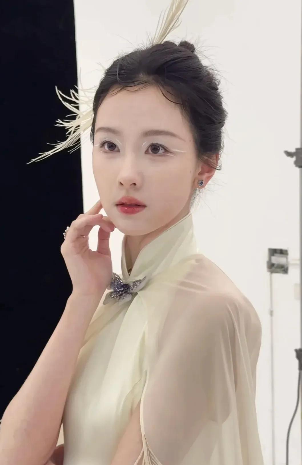 陈都灵孔雀妆造太美了
好有清冷感啊
娱乐圈独一无二的气质
她身材保持得真好
好纤