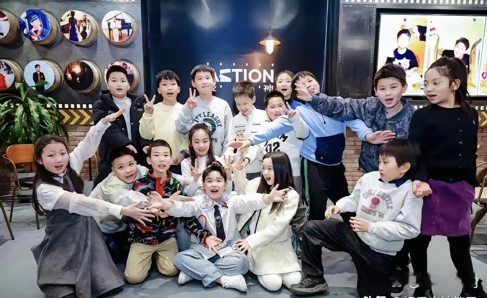 佟丽娅的儿子就是缩小版的陈思诚。 