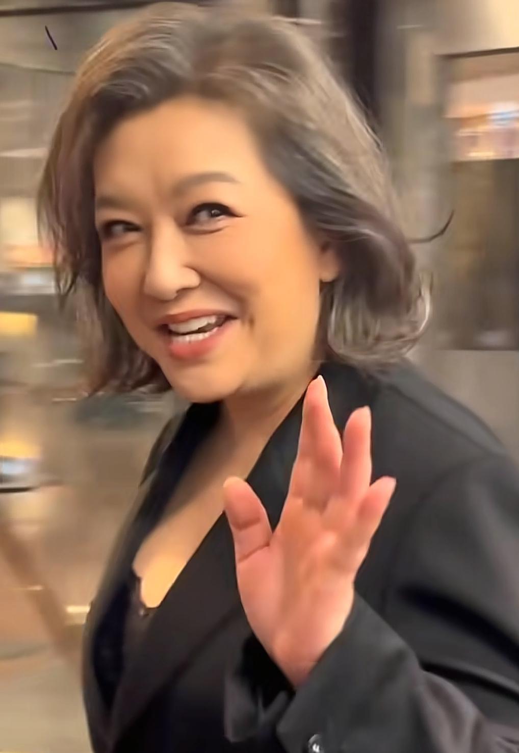 58岁的江珊，
前几天去领白玉兰奖，
体重150斤，
侧面看腰身挺粗，
头发都白