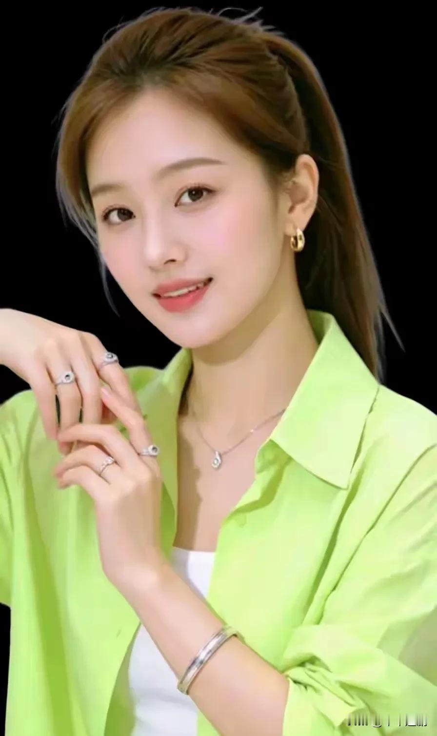 鲜亮底色，明媚笑容，把日子过得鲜活又明亮。
国色天姿美女照 温柔治愈款美女