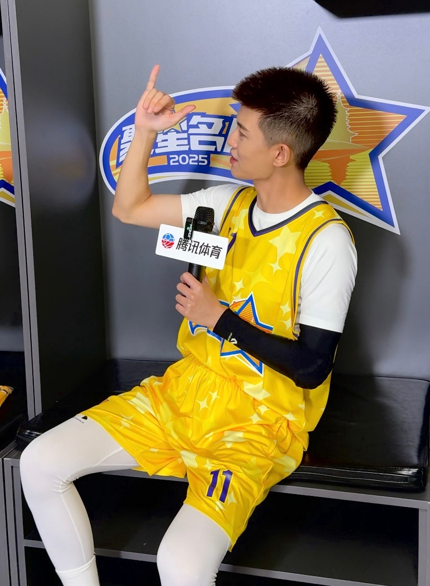 任嘉伦[超话]NBA名人赛任嘉伦任嘉伦最佳全能艺人奖聚星名人赛 有幸赛后和嘉伦哥