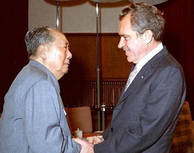 毛主席亲切接见基辛格夫妇，见到身高达到一米九三的南希时，他说出的这句话令人颇感意