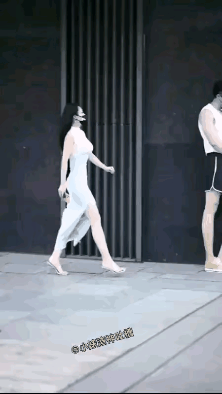 原来不是撩妹，是个误会。

女子不分青红皂白，上来就打，发现打错了，又连忙来摸！