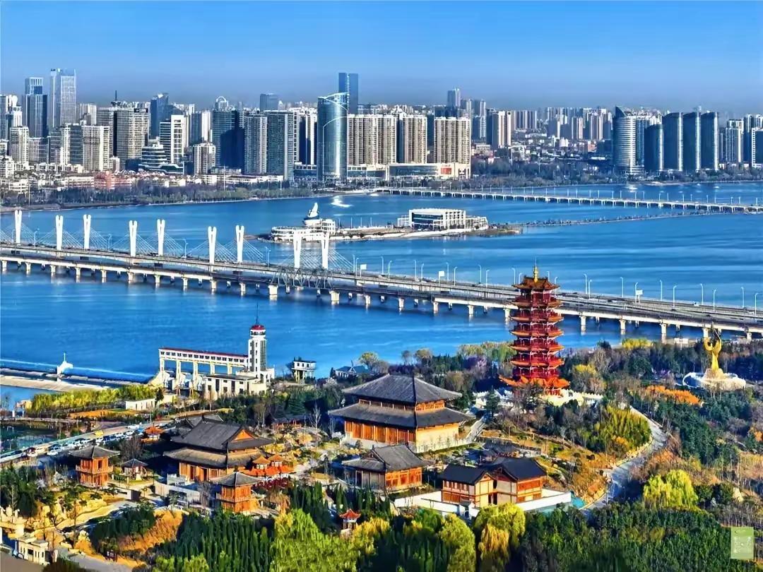 “和吞山水，少会风云”出自《清凉山志》中关于华严菩萨的记载。华严菩萨生而颖悟，结