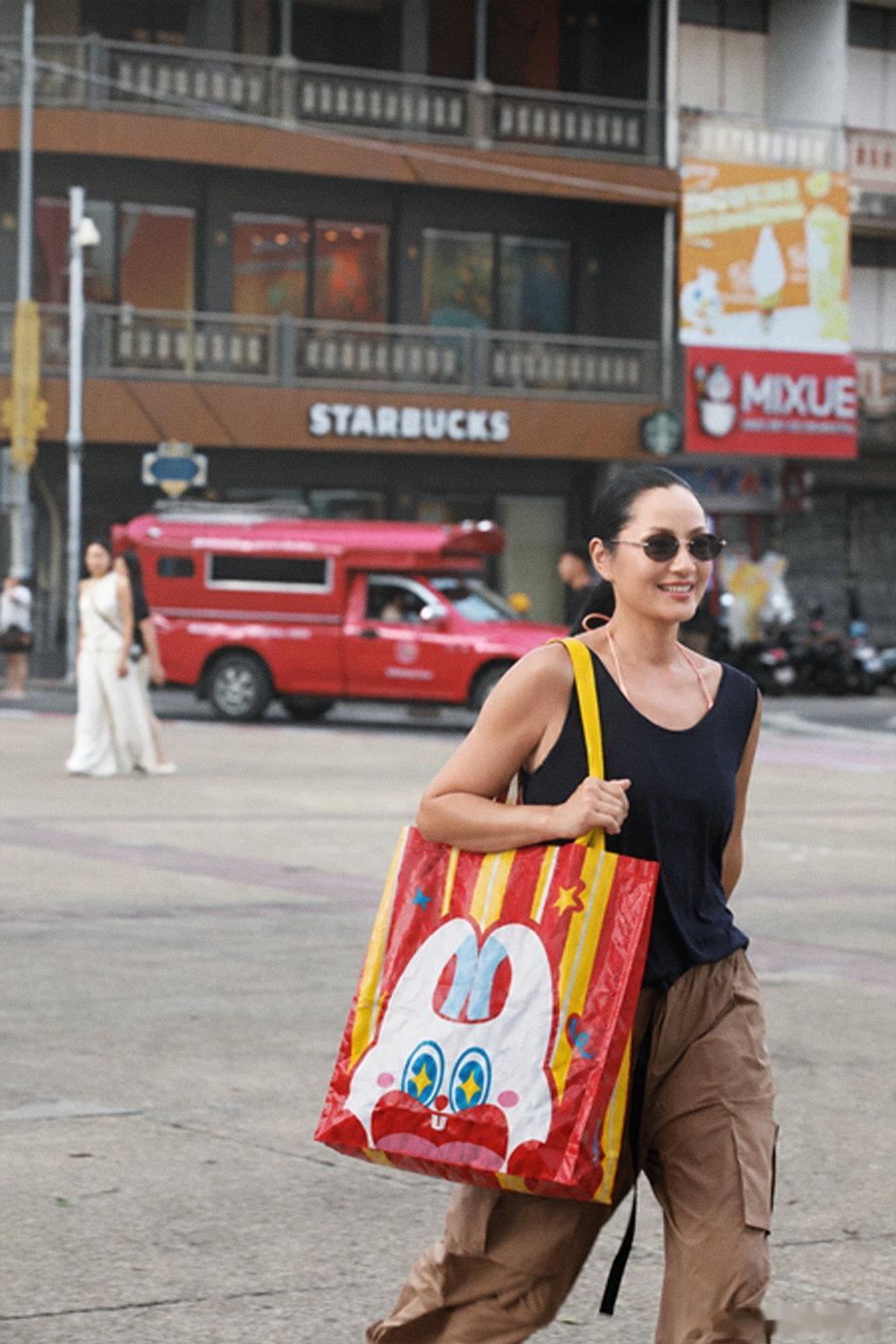 瞿颖拿个袋子就出门了刷到瞿颖路透，本来想看她最近状态，结果越看越觉得她背的袋子眼