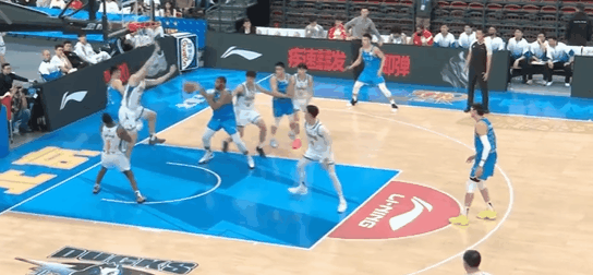 斯配尔曼在新疆内线暴扣，根本拦不住




北京大比分领先新疆，斯配尔曼篮下接球