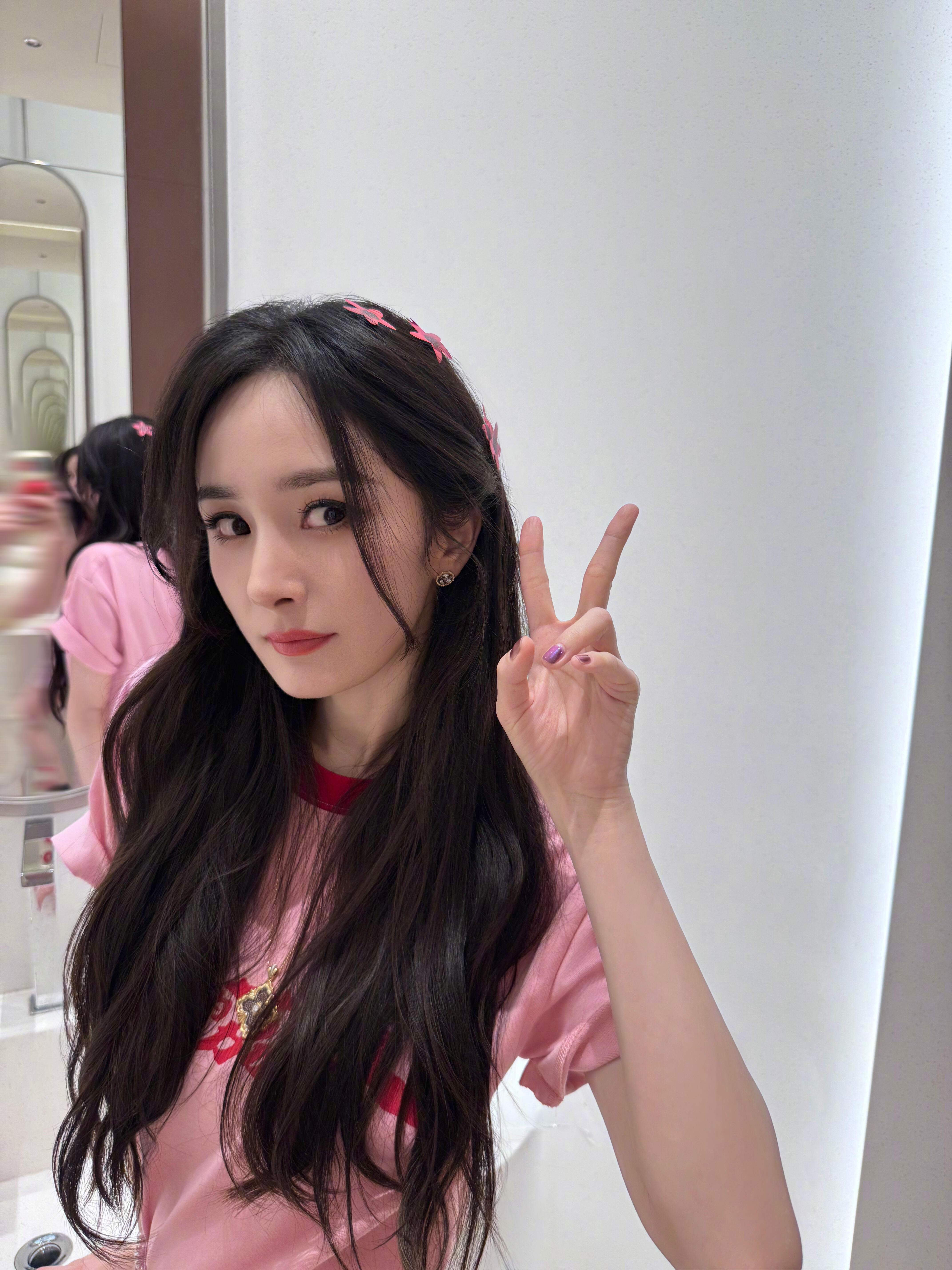 杨幂和粉丝的应援同框✨约等于蜂蜂和狐狸合影啦[爱慕] ​​​