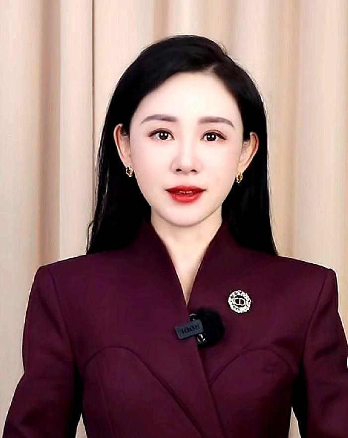 你还记得那个叫书匀（滕树云）的美女主持人吗？
她曾是山东广播电视台齐鲁频道主持人