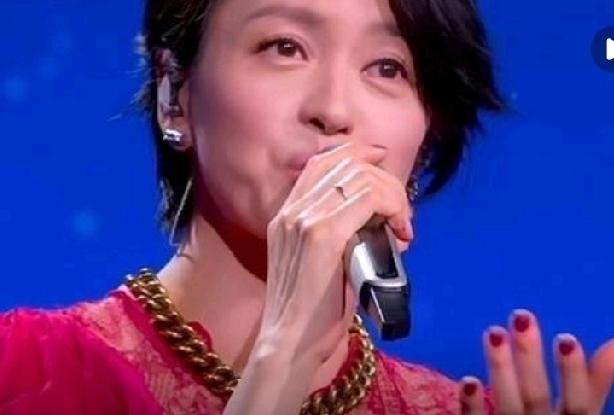 元宵晚会封神！梁咏琪《归程》凭极简舞台唱哭全网
 
    2026元宵晚会，梁