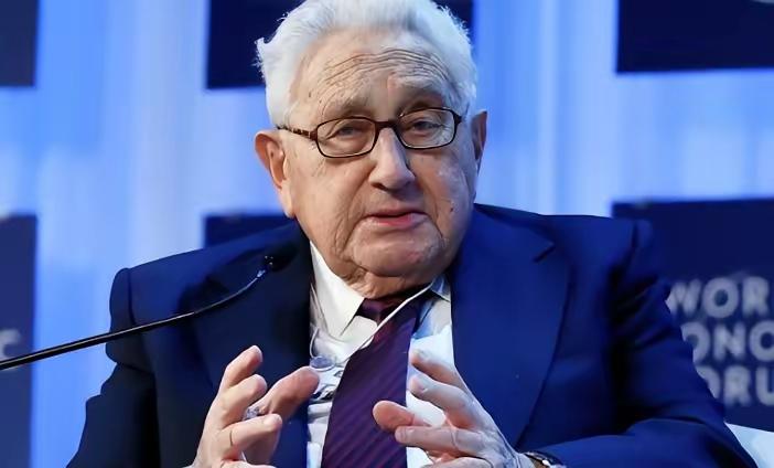 一旦中美开战，美军将全面轰炸中国？100岁的基辛格早就发出过警告：“美国盟友再多