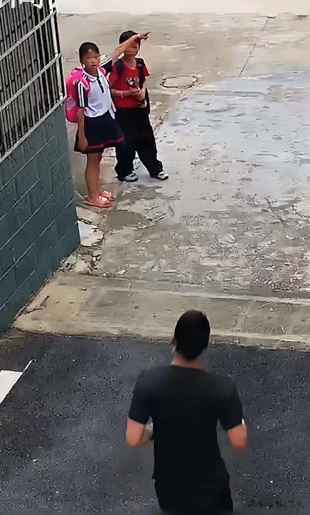 又感动又想笑！江西抚州，2个小孩发现老人被倒塌的树木压倒，及时向武警官兵求助，让