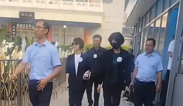 敬一丹追悼会现场，两张照片让人一时间有些恍惚。
 
9月17日，八宝山殡仪馆东礼