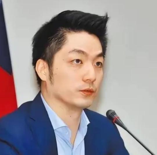 台北市市长蒋万安曾宣称，如果大陆继续在台海进行军机绕台和军演的话，他就要停掉双城
