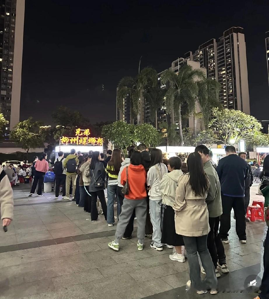 佛山路边螺蛳粉炸了，比南宁还疯，写字楼底下坐满啃粉的人
 
今晚路过佛山这广场，