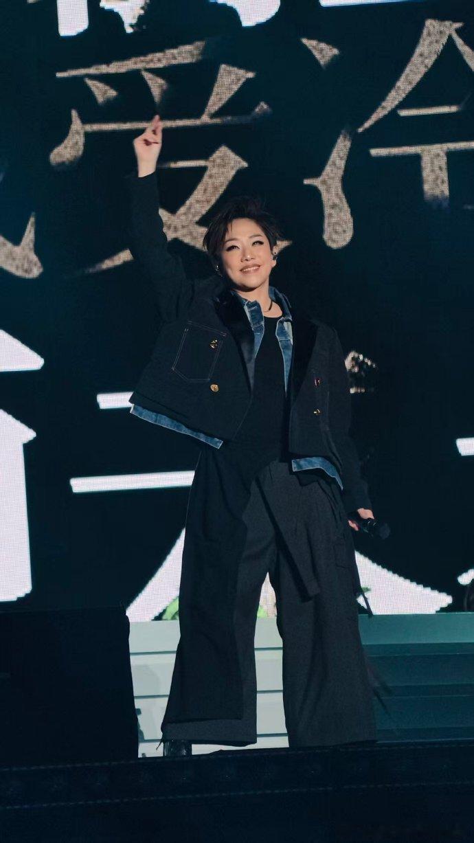 林忆莲 听妈妈的话 谁被林忆莲在演唱会上的“妈妈式叮嘱”暖到了！唱到深情处，她怕