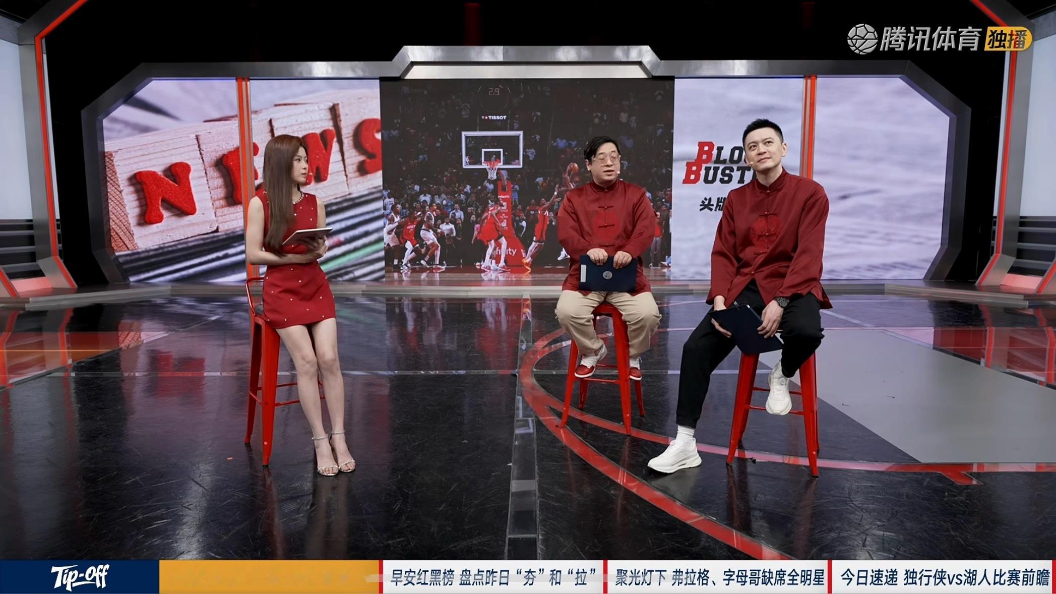 杨导今日身穿红色唐装解说新造型，真喜庆 