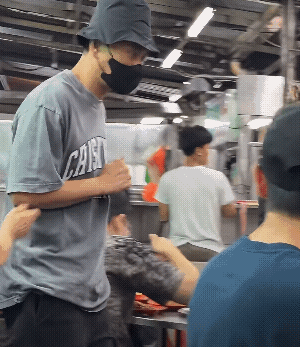 不到一分钟，胡杏儿老公就抱了两次黄宗泽！！！
黄宗泽和胡杏儿老公拥抱被拍到，这两