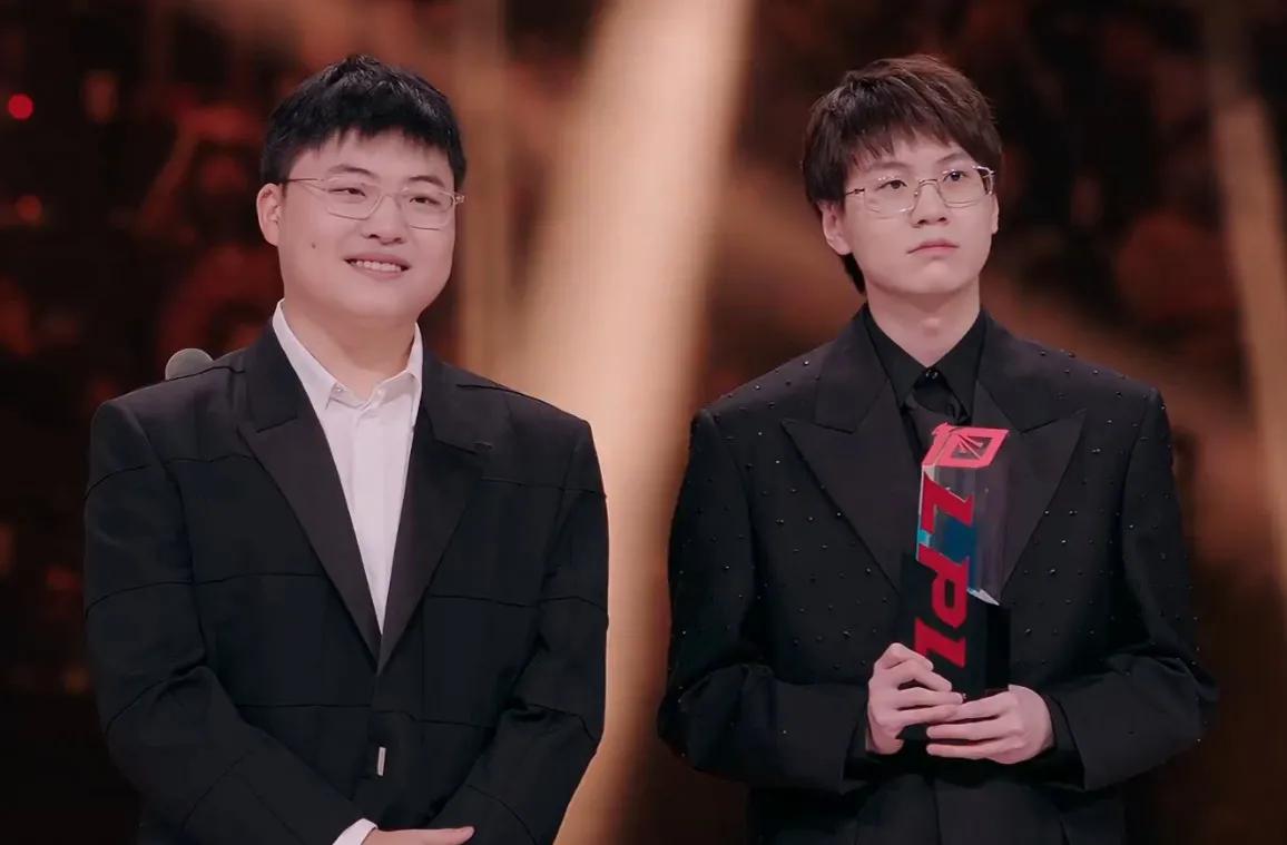 《EDG十二时辰》

【6月8日】
16：03
谢帆：EDG.Uzi 正在聊in