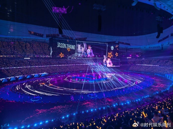 张杰赚点钱全花舞美上了 看看这鸟巢的灯光和舞美，就知道张杰有多拼！哥赚点钱全用来