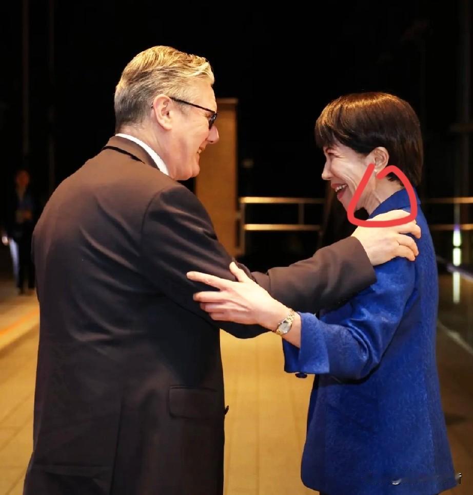 斯塔默到日本了，还晒出了与高市早苗的合照，看看这两位政客的合照，斯塔默的笑容很克