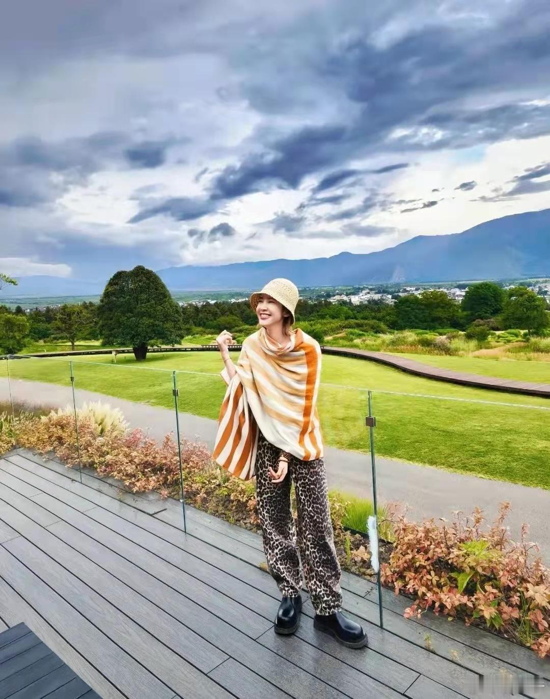 张若昀唐艺昕云南度假，夫妇俩体验采菌子，晒一桌成果笑得真甜！ ​​​