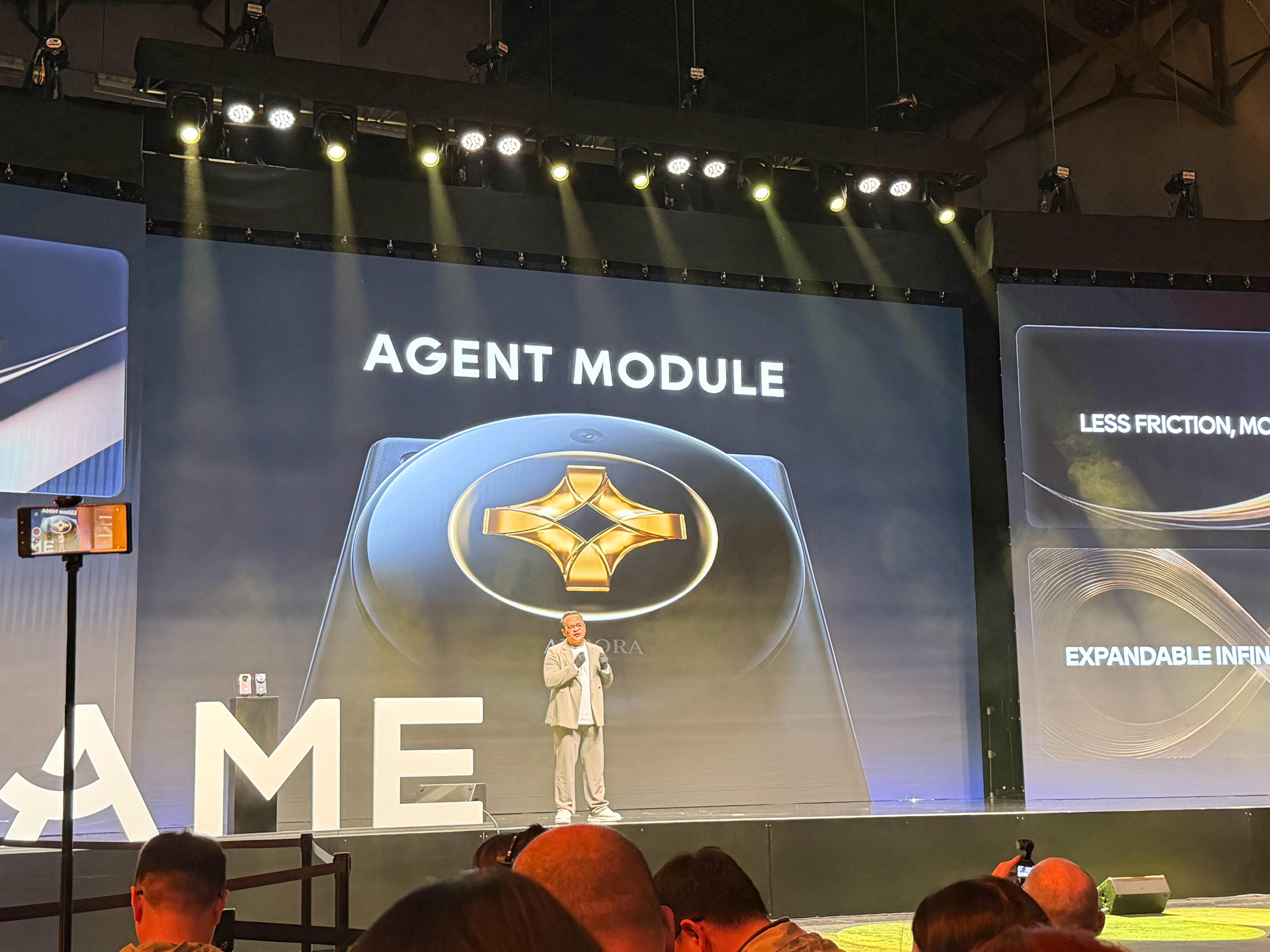 今天来看追觅手机，高奢定制了各种材质：皮革、钻石、黄金、珐琅、云母…还有多种模块